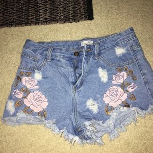 FLOWER EMBROIDERED SHORTS